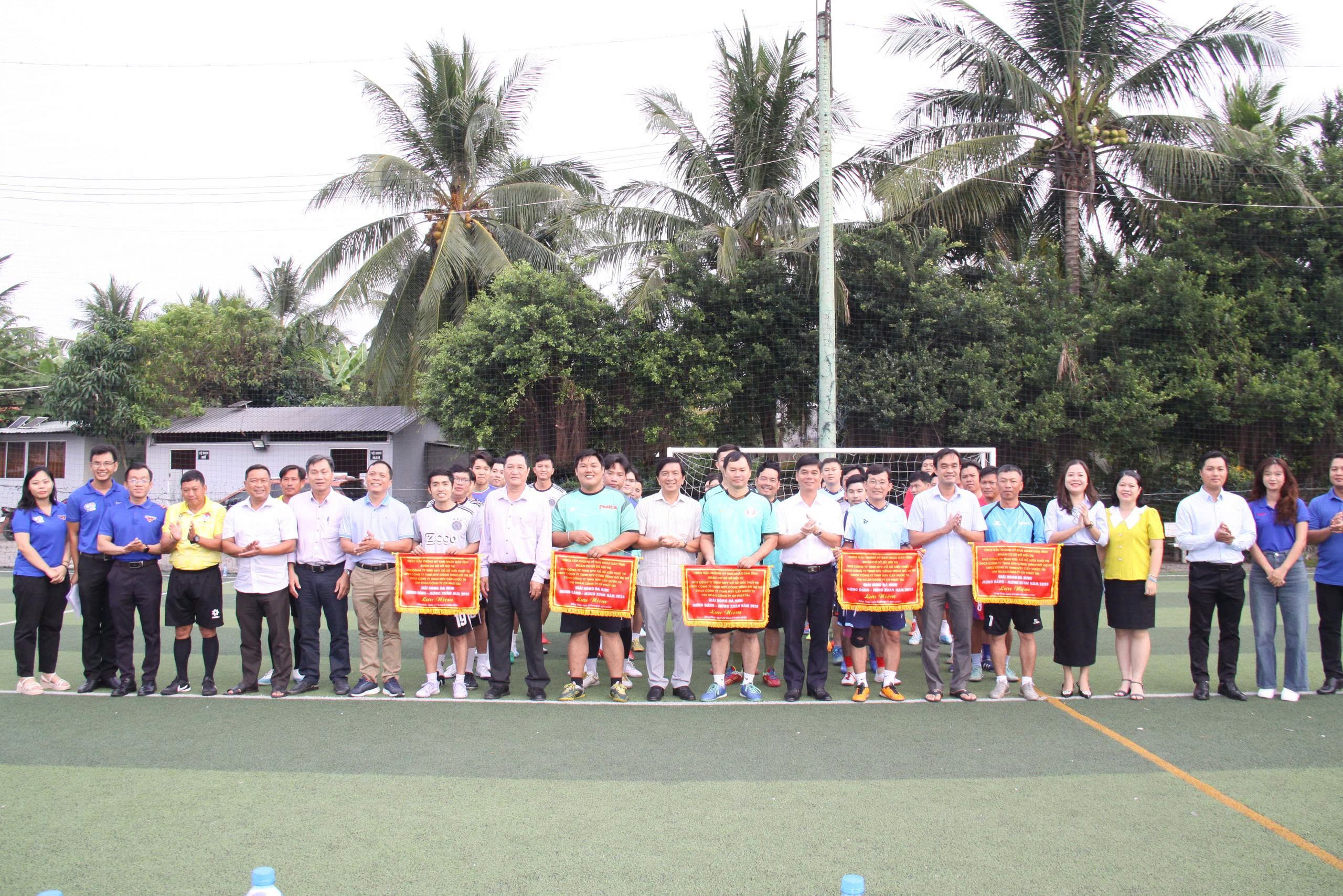 Giao luu bong da mini